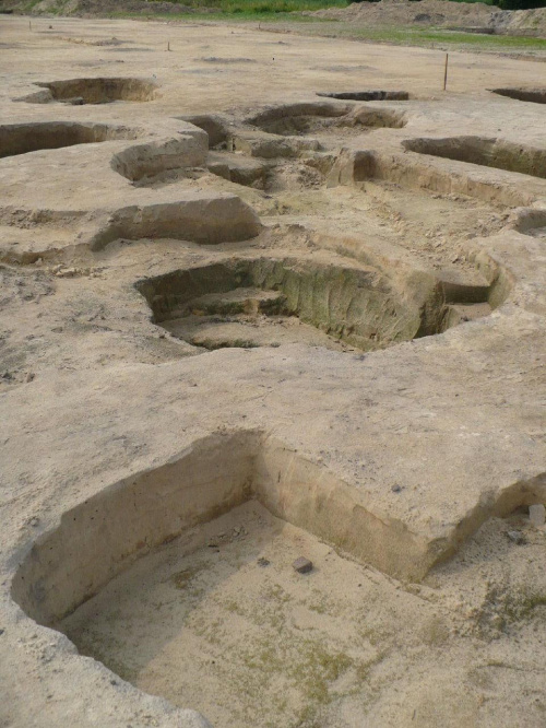 Zdjęcia z wykopalisk archeologicznych w miejscowości Staw koło Wielunia. Pozostałości po piecach