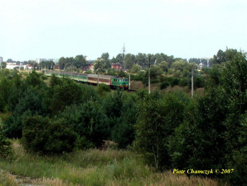 Krakowianka z EP07-335 w drodze do Krakowa dociera do wiakuktu pilskieh obwodnicy. 08.08.,2007 #lato