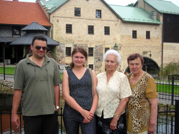 Z resztą ekipą w starym młynie od lewej : Pan Jura, Ja, Moja babcia, pani Sabina ( mieszkaliśmy u Niej)