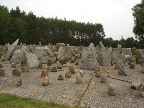To co zostało dziś po obozie w Treblince. Kamienie symbolizują miasta z jakich pochodzili zamordowani ludzie.