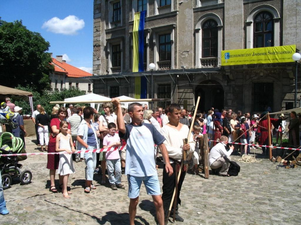 bawimy się w rycerzy- tu Heniek rzuca oszczepem