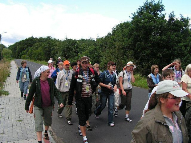 Pielgrzymka piesza Grupa Teczowa A. D. 2007. 29 lipca - 12 sierpnia z Kostrzyna nad Odrą na Jasną Górę. Tegoroczna liczyła 96 uczestników i znów przeszła ponad 440 kilometrów... #pielgrzymka