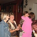 Marysia z Gosią w serdecznym uścisku.Ewa i Teresą z radoscią witają koleżanki i Swojaków- Rodzyneczków. #imprezy #szkoła