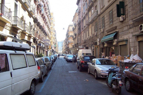Jest tu setki sklepów-hurtowni z różnymi artykułami ,,, można naprawdę kupić cuda #Neapol