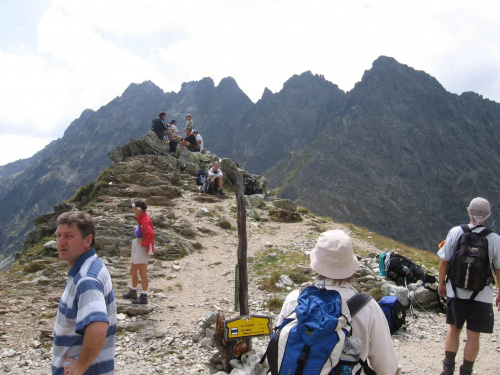 Koprowa Przełęcz Wyżnia. W tle Grań Baszt #Góry #Tatry