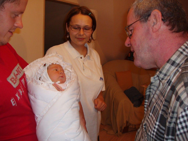 Dziadek Andrzej podziwia swoją pierwszą wnuczkę