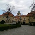 Zamek Książ. Hotel oraz brama główna. Wycieczka rowerowa kwiecień 2007.