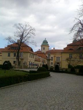 Zamek Książ. Hotel oraz brama główna. Wycieczka rowerowa kwiecień 2007.