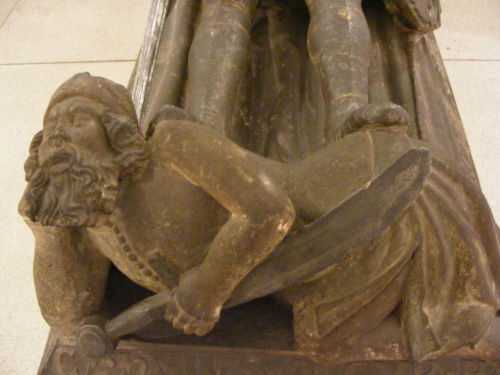 Henryk II Pobożny, depce kogoś na swoim nagrobku