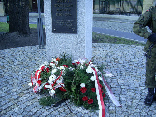 Wiązanki kwiatów i wieńce złożono również pod pomnikiem gen. Maczka #Militaria #Imprezy