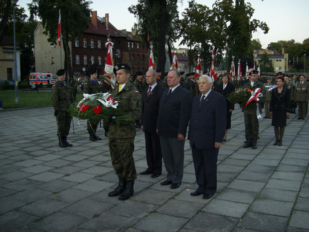 Delegacja ZBZZ i ORWP w składzie od lewej ppłk rez M. Kupczyk, gen.dyw. rez. A. Rębacz, płk w st.spocz. M. Kupiec. #Militaria #Imprezy #Plenerowe