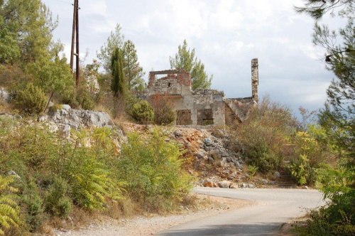 Bośnia, wodospad Kravica, ruiny zniszczonego domostwa