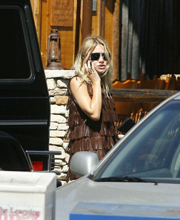 Ashley grabs a coffee in West Hollywood-paparazzi wrzesień 2007